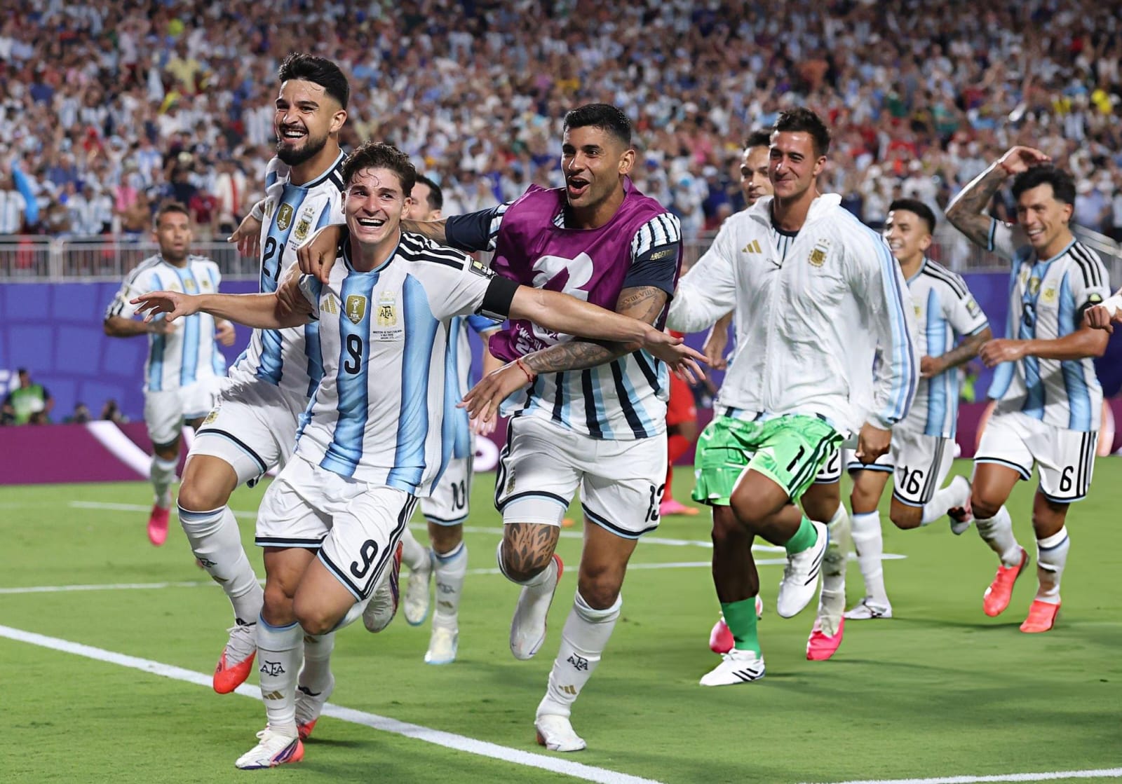 Un golazo de Julián Álvarez le dio vida a la selección que todavía no aparece como equipo