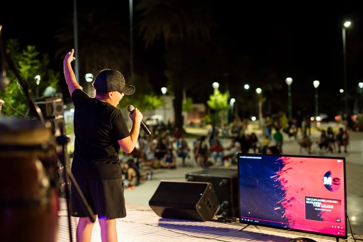 Viernes de karaoke en la Plaza Sarmiento 