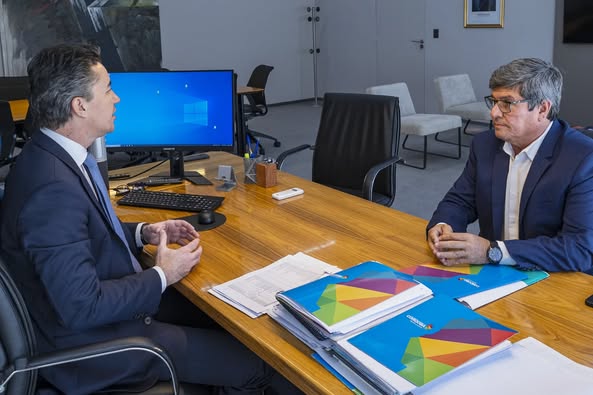 En su oficina del Centro Cívico de la ciudad de Córdoba, el Ministro de Gobierno recibió al presidente del Foro de Intendentes y Jefes Comunales radicales, para analizar la difícil situación económica por la que se esta atravesando.